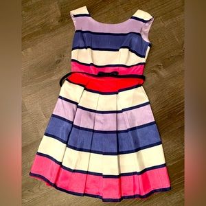 Cute dress. 2P. Wonderful color. It makes you look young and fresh :)